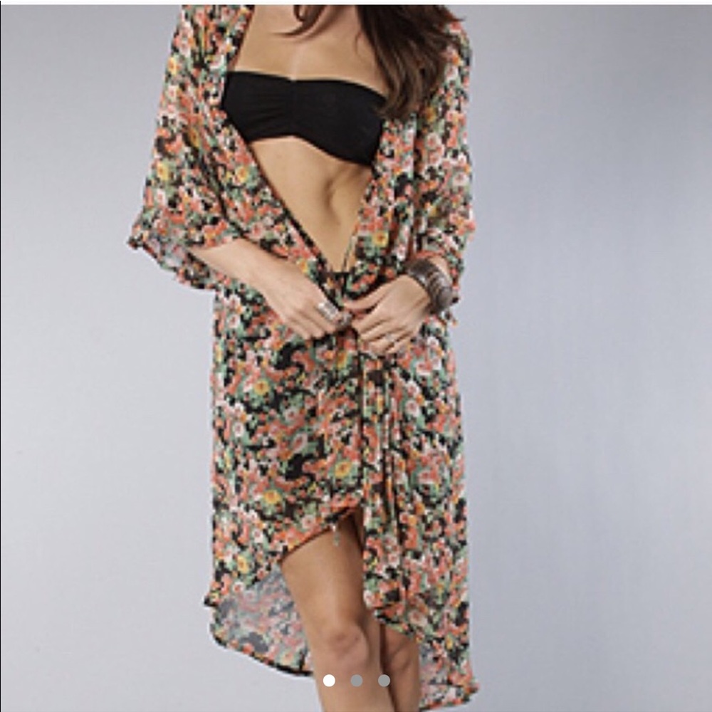 UNIF FLORAL KIMONO SHAWL
